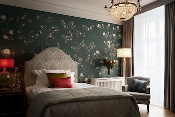 Single Room (Facing Side Street or Courtyard)