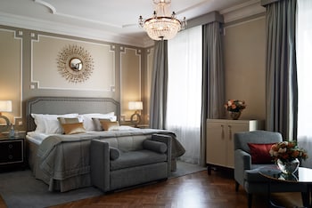 Junior Suite (Facing Side Street or Courtyard)