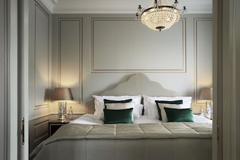 Superior Suite (Facing Side Street or Courtyard)