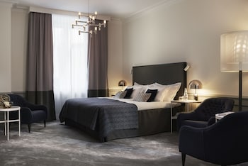 Junior Suite (Facing Side Street or Courtyard)