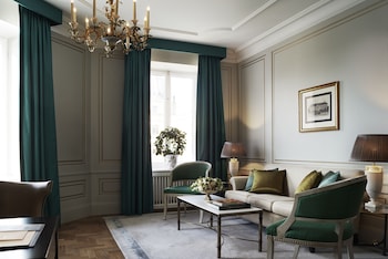Superior Suite (Facing Side Street or Courtyard)