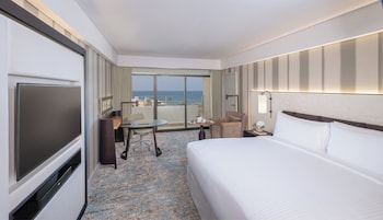 Club Room, 1 King Bed, Accessible, Balcony (Sunset View)