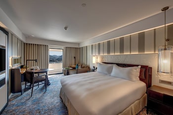 Room, 1 King Bed, Balcony, City View (Top Floor)