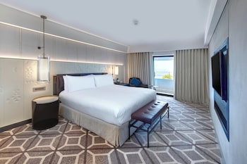 Club Suite, 1 King Bed, Balcony, Sea View (Club Lounge Access)