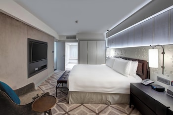 Club Room, 1 King Bed, Accessible, Balcony (Sunset View)