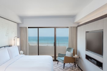 Club Suite, 1 King Bed, Balcony, Sea View (Club Lounge Access)