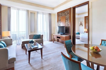 Executive Suite, 1 King Bed, Balcony, Mountain View