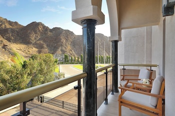 Deluxe Room, 1 King Bed, Mountain View