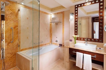 Executive Suite, 2 Twin Beds, Balcony, Mountain View
