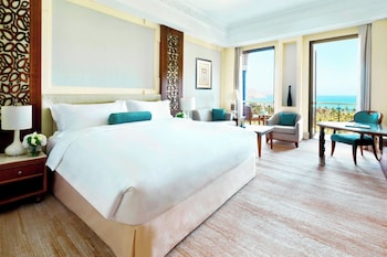 Deluxe Room, 1 King Bed, Mountain View