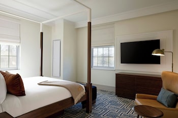 Junior Suite, 1 King Bed (Mobility Accessible, Tub)