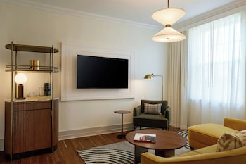 Junior Suite, 1 King Bed (Mobility Accessible, Tub)