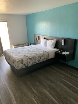 Standard Room, 1 Queen Bed, Non Smoking