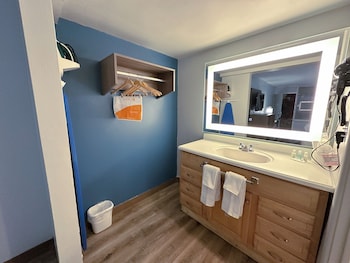 Room, 1 King Bed, Non Smoking (Efficiency)