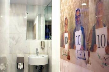 Room, Shared Bathroom (Single Pod)