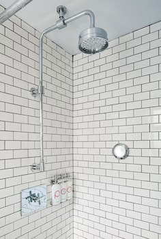 Room, Private Bathroom (Single Pod)