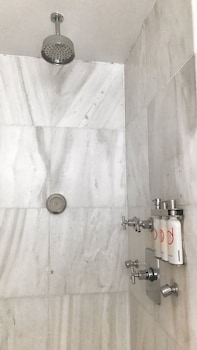 Room, Shared Bathroom (Single Pod)