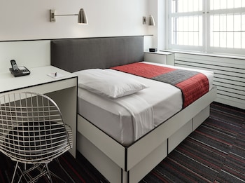 Room, Shared Bathroom (Single Pod)