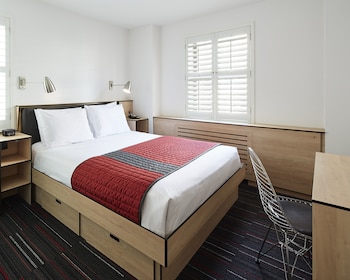 Room (Queen Pod)
