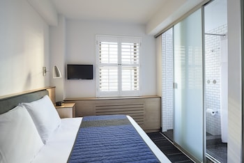 Room (Queen Pod)