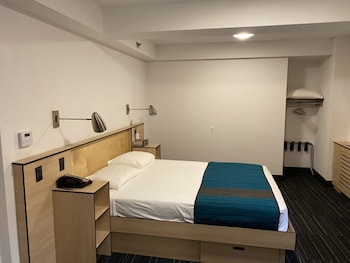 Room (Queen Pod ADA)