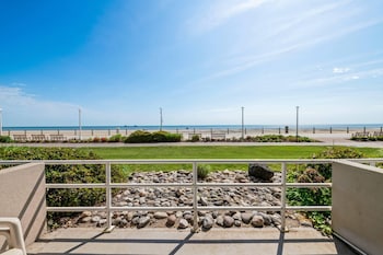 Room, 1 King Bed, Oceanfront (Non-Smoking), Ground Floor