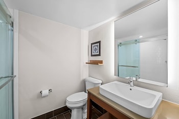 Room, 1 King Bed, Oceanfront (Non-Smoking), Ground Floor
