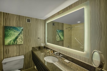 Room, 2 Queen Beds, Non Smoking (Universal View)