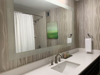Room, 2 Queen Beds, Non Smoking (Universal View)
