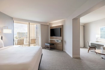 Junior Suite, 1 King, Sofa bed, Ocean view, Paoakalani Tower, Balcony