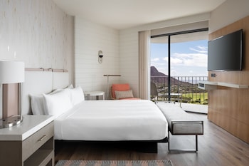 Deluxe Suite, 1 Bedroom, 1 King, Sofa bed, Ocean View, Corner room