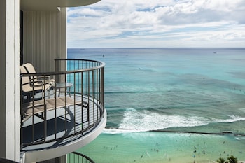 Junior Suite, 1 King, Sofa bed, Oceanfront, Kealohilani Twr, Corner room, Balcony