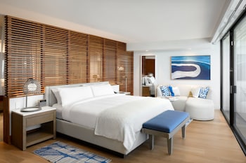 Queen Suite, 1 Bedroom, 1 King, Oceanfront, Kealohilani Twr, Corner Room