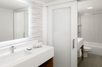 Junior Suite, 2 Double, Oceanfront, Kealohilani Twr, Corner room, Balcony