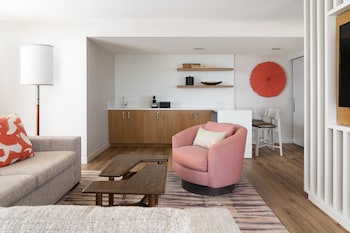 Deluxe Suite, 1 Bedroom, 1 King, Sofa bed, Ocean View, Corner room