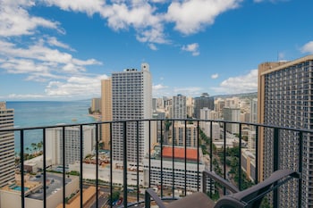 Paoakalani Ocean View, 1 King, Sofa bed, Balcony