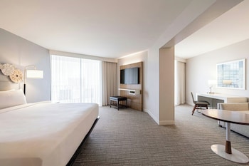 Junior Suite, 1 King, Sofa bed, Ocean view, Paoakalani Tower, Balcony