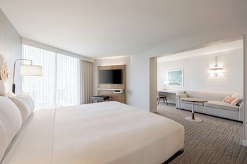 Junior Suite, 1 King, Sofa bed, Ocean view, Paoakalani Tower, Balcony