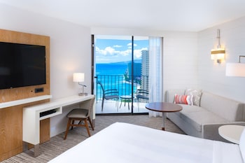 Ocean Front, 1 King, Sofa bed, Kealohilani Twr, Balcony