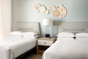 Junior Suite, 2 Double, Oceanfront, Kealohilani Twr, Corner room, Balcony
