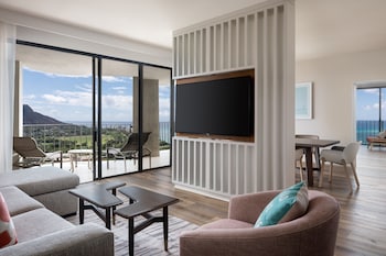 Deluxe Suite, 1 Bedroom, 1 King, Sofa bed, Ocean View, Corner room