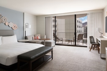 Waikiki City View, 1 King, Sofa bed, Balcony