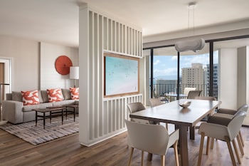 Deluxe Suite, 1 Bedroom, 1 King, Sofa bed, Ocean View, Corner room