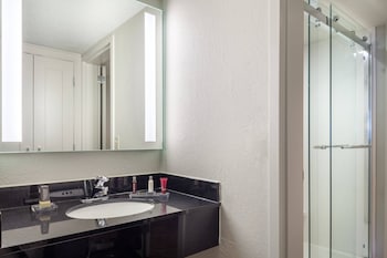 Room, 1 King Bed, Corner