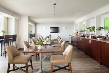 Room 2 Queen Beds Concierge