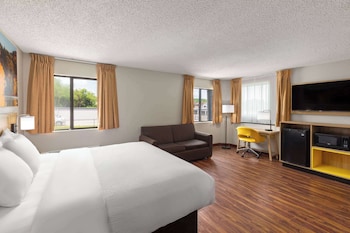 Royal Suite, 1 King Bed, Non Smoking (Countryside View)