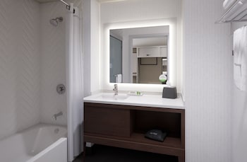 Standard Room, 1 King Bed, Accessible Bathtub (Communications)