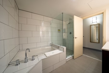 Suite, 1 King Bed (Whirlpool Tub)