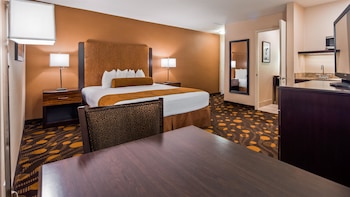 Standard Room, 1 Queen Bed, Non Smoking, Refrigerator & Microwave