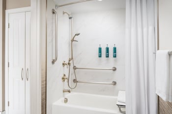 Deluxe Room, 2 Double Beds, Accessible, Bathtub